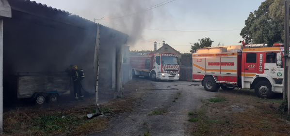 Incendio dun remolque dentro dun alpendre na rúa Queo de Abaixo, no Concello de Carballo